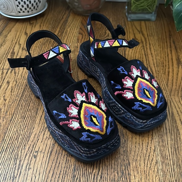 Farm Rio Black Closed Toe Platform Sandal - Picture 2 of 9